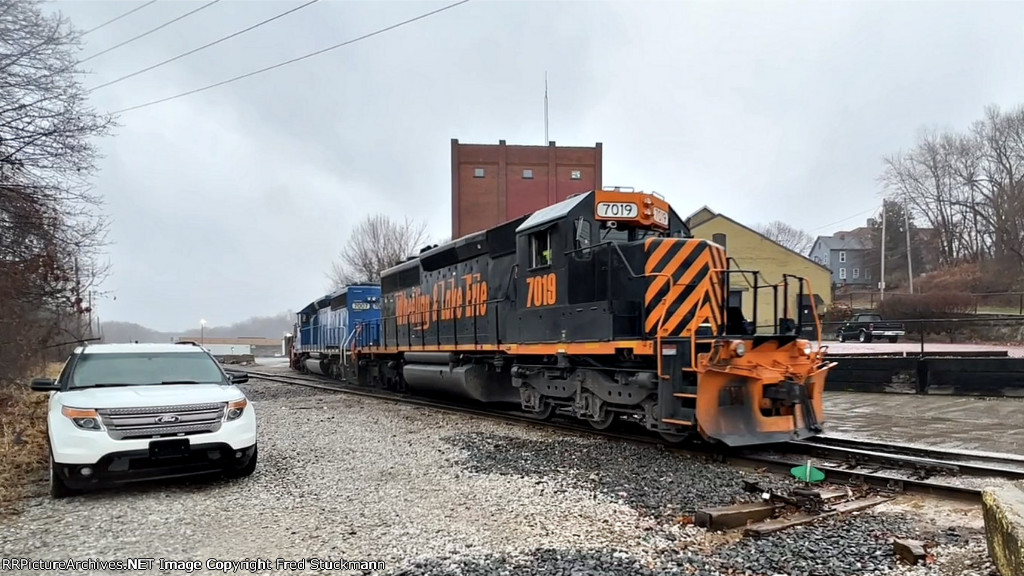 WE 7010 now shoves toward the CSX.